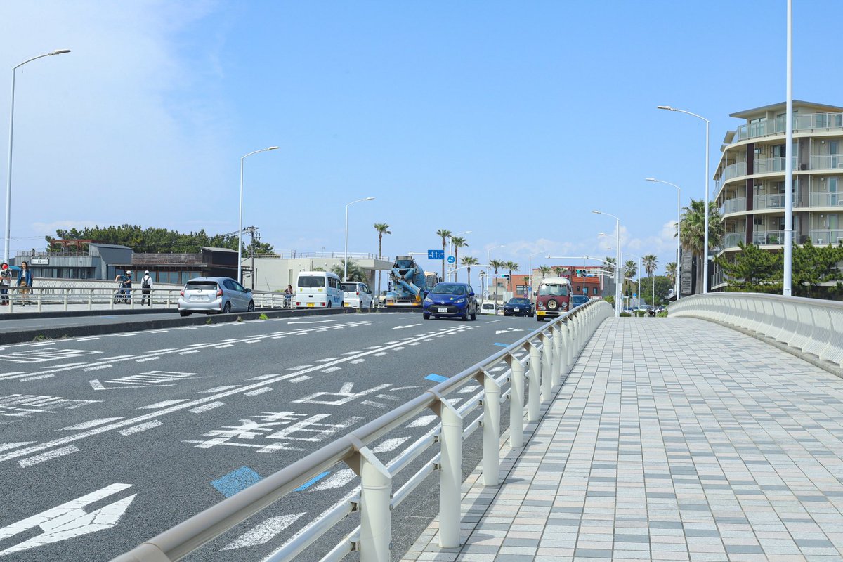 本日の #Seatopia_map 🗺

📍片瀬橋

片瀬海岸西浜エリアと東浜エリアを繋ぐ国道です🚥
日常風景としてはもちろん、そびえるヤシの木を上手く収めるとどこか異国感溢れる1枚も撮れるかも🌴🇺🇸

maps.app.goo.gl/pWLxWSNGSmUACG…