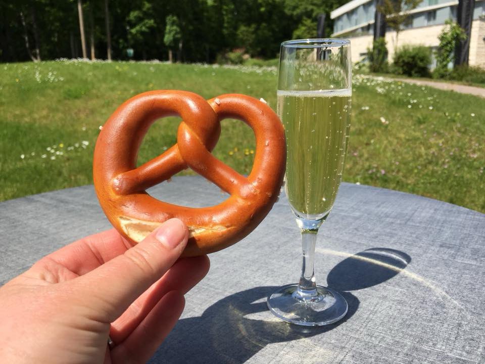 📣🍽️ À l'occasion de l'#AlsaceFanDay, nous avons une question pour vous : quelle est votre spécialité alsacienne préférée ? 🥨
Tarte flambée, Kouglof, Bretzel, Bredele, Lammele, Mannele, Baeckeoffe, Choucroute...
Dites-nous tout en commentaire ! 😋