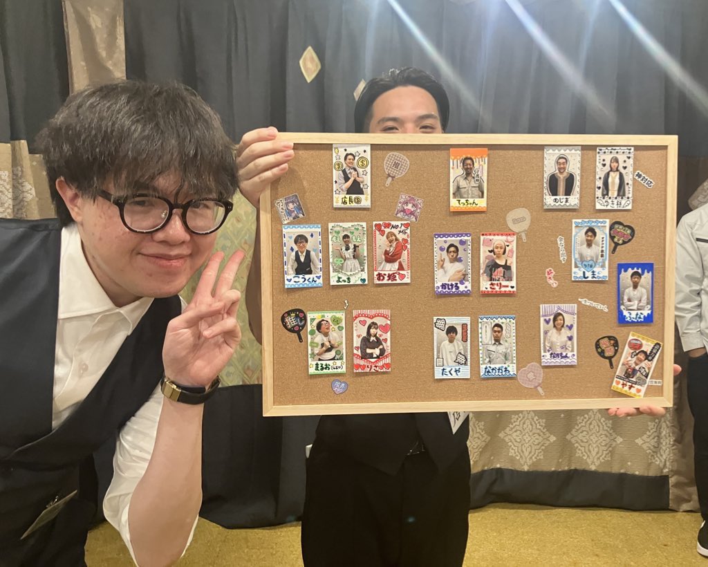 comechil_fun's tweet photo. 本編には登場しなかったものたちも😳

公演オリジナルTシャツやチェキボード、前説のための小道具などなど！

劇場全体を『おしかつ』ムードに飾っていました✨

#社会人サークル
#カムチル
#演劇
#カムチル演劇部 https://t.co/FvdWbiWTDX
