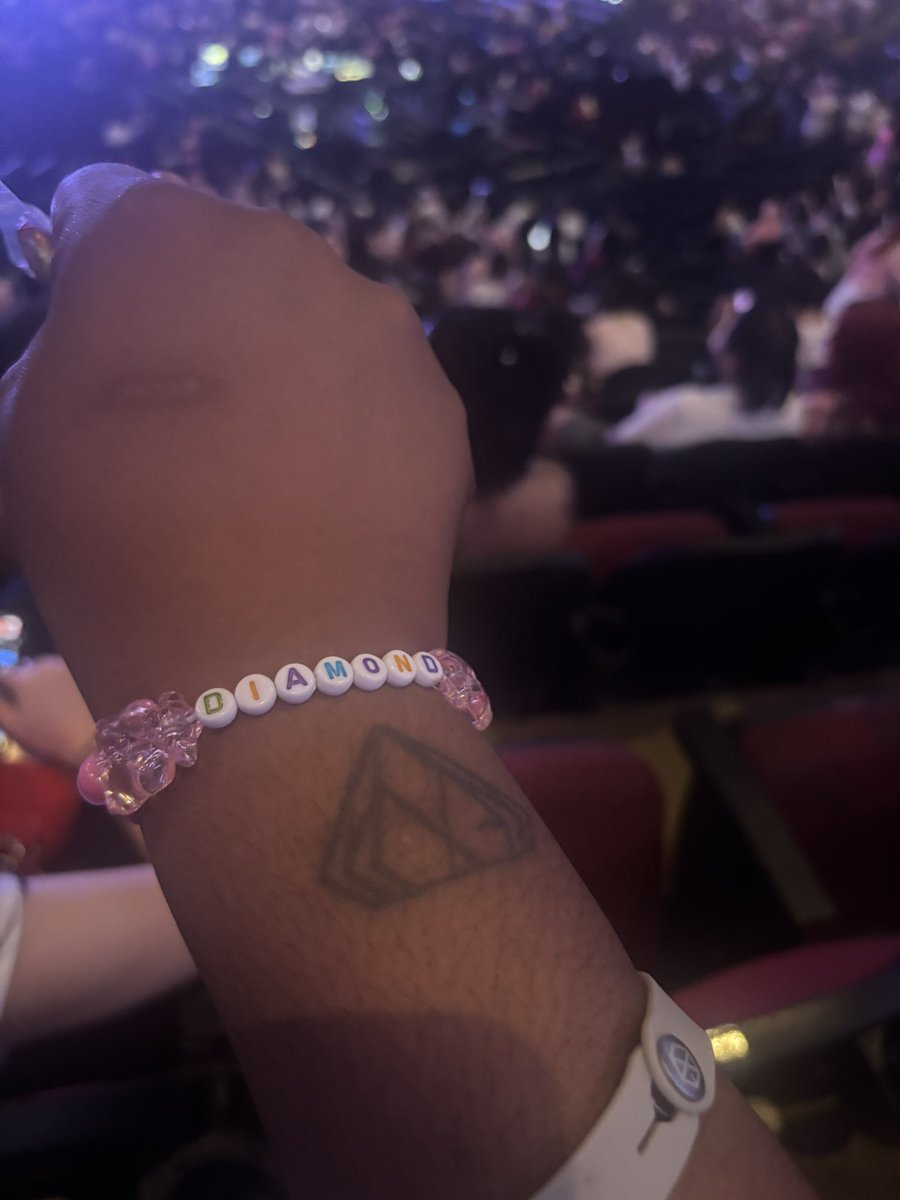 LOEYtingz's tweet photo. To the Eri/EXO-L who made this bracelet; this is actually my favorite song. Ty. Last night was a VIBE! #baekhyuninnewark @B_hundred_Hyun @weareoneEXO https://t.co/9PXZVgZIfj