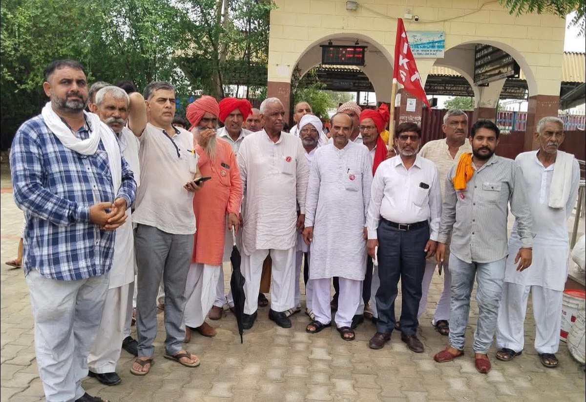 चौधरी चरण सिंह हरियाणा कृषि विश्वविद्यालय के छात्रों के आंदोलन में शामिल होने के लिए हिसार पहुँचा हूँ। यह आंदोलन छात्रों की वाजिब मांगों, कुलपति की बर्खास्तगी और छात्रवृत्ति नीति में बदलाव, को लेकर है। हमारी युवा शक्ति के हक के लिए मैं उनके साथ मजबूती से खड़ा हूँ
<a href="/AmraRamMPSikar/">Amra Ram</a>