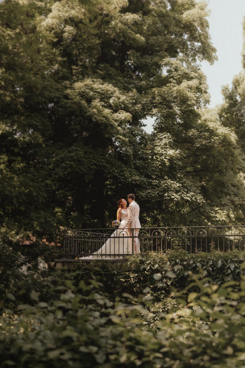 Achso hier dings. Wir haben am Wochenende nochmal geheiratet und so.