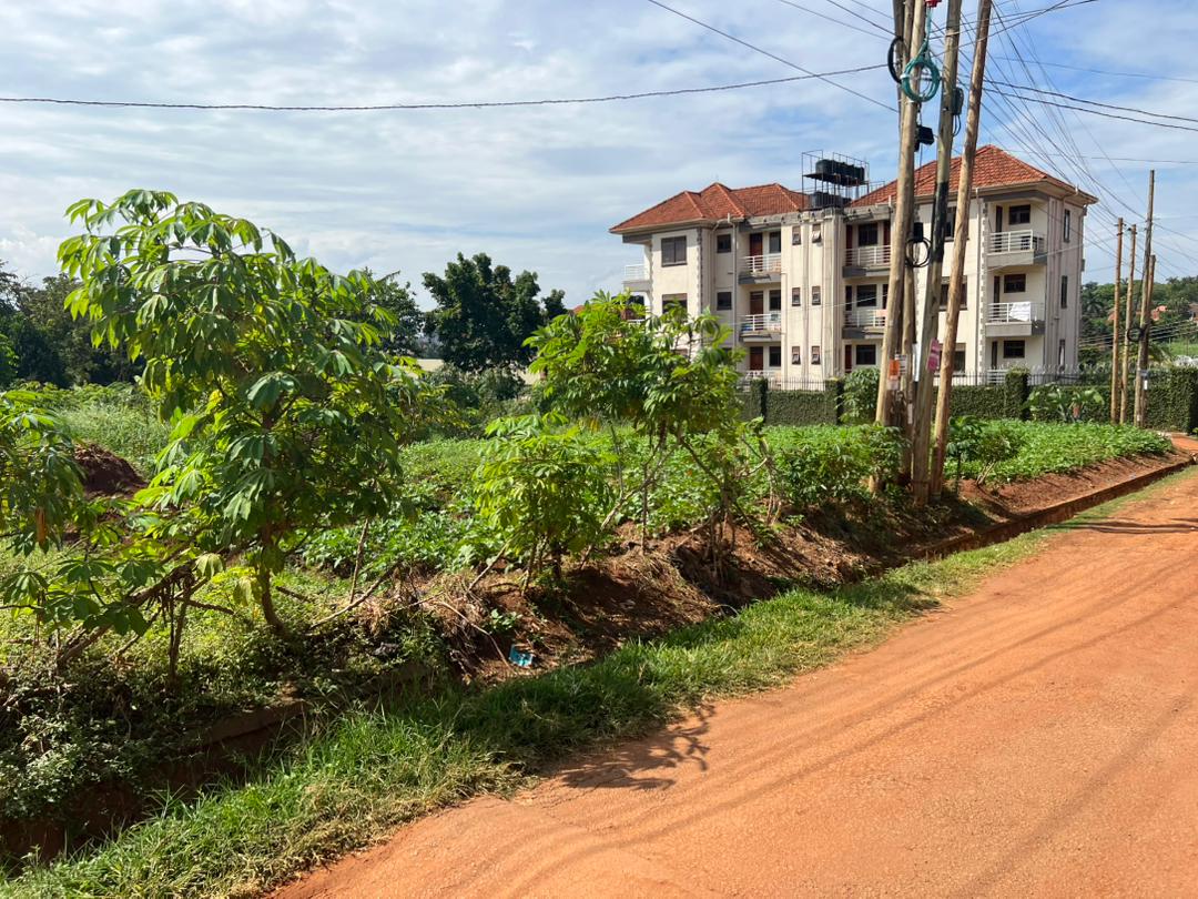 TrustPropertyUg's tweet photo. On Salรฉ: #Half an Acre in #Kiwatule
Selling Price #950m perfectly
located in a ell developed neighborhood
with Ready title just few
meters away from tarmac. More inquiries
call/WhatsApp:+256754133332/
0777-555920 https://t.co/8LYsICLLLQ