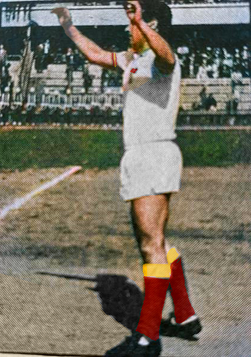 Beyaz formalı Metin Oktay
