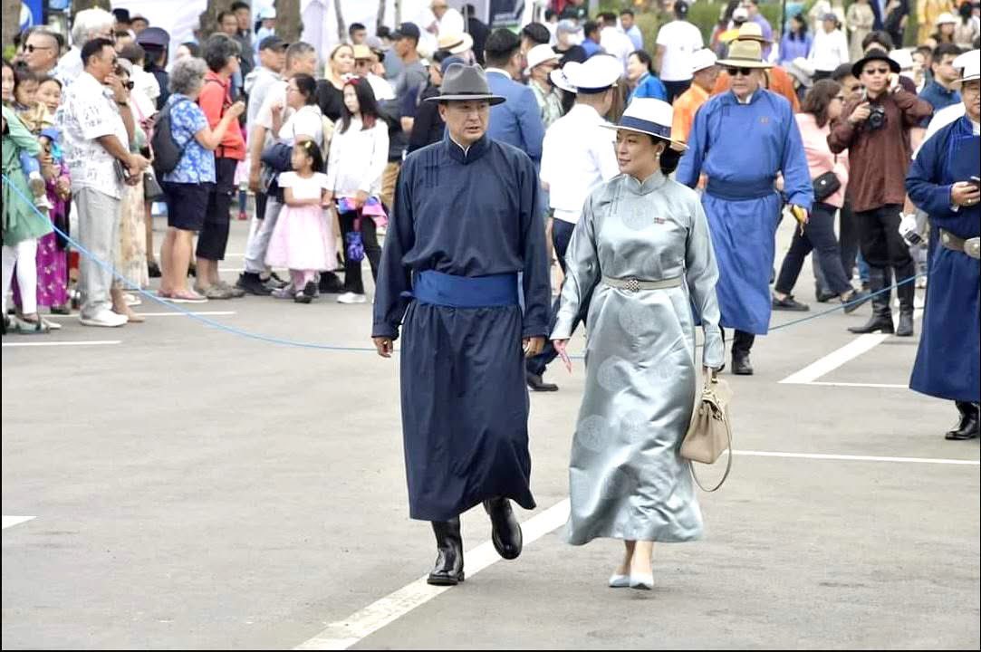 ТАНИЛЦ! Э.Нандинзүрхийн амьдралыг бусниулагч Ж.Уянга гэж хэн бэ? 
УИХ-ын гишүүн асан П.Анужинтай хайр сэтгэлийн романс үүсгэхээсээ өмнө Э.Нандинзүрх олны танил байгаагүй юм. Гэхдээ дээдсийн хүрээлэлдээ CRM компанийн захирал, архи, вискиний импортлогч, шаггүй гольфчин, Дон Жуан