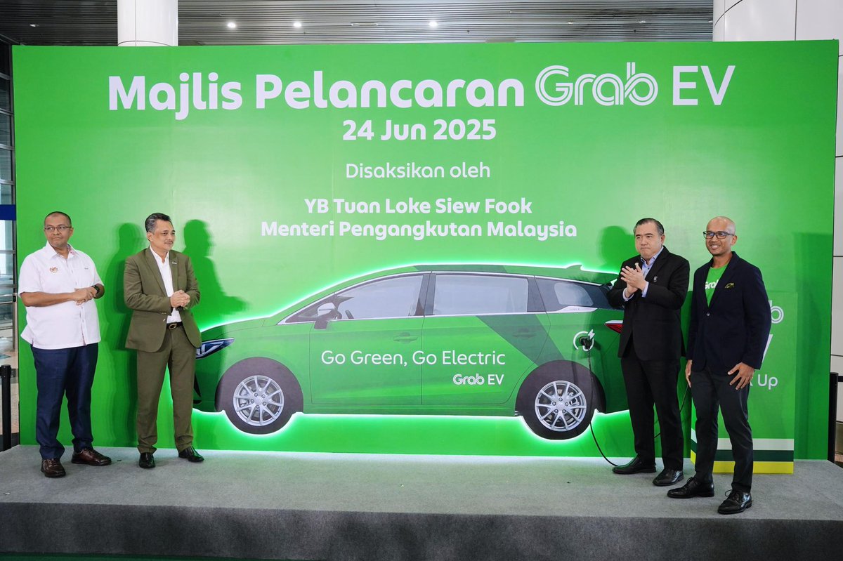 KLIA_my's tweet photo. Something electrifying just launched at KLIA! ⚡💚
Grab Malaysia has rolled out its very first EV e-hailing fleet and an EV Lounge right here at Terminal 1. Cleaner rides, greener future, one trip at a time. Let’s go sustainable, the easy way.
#MYairportsupdates #GrabEV #KLIA #SustainableTravel