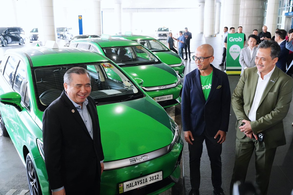 KLIA_my's tweet photo. Something electrifying just launched at KLIA! ⚡💚
Grab Malaysia has rolled out its very first EV e-hailing fleet and an EV Lounge right here at Terminal 1. Cleaner rides, greener future, one trip at a time. Let’s go sustainable, the easy way.
#MYairportsupdates #GrabEV #KLIA #SustainableTravel