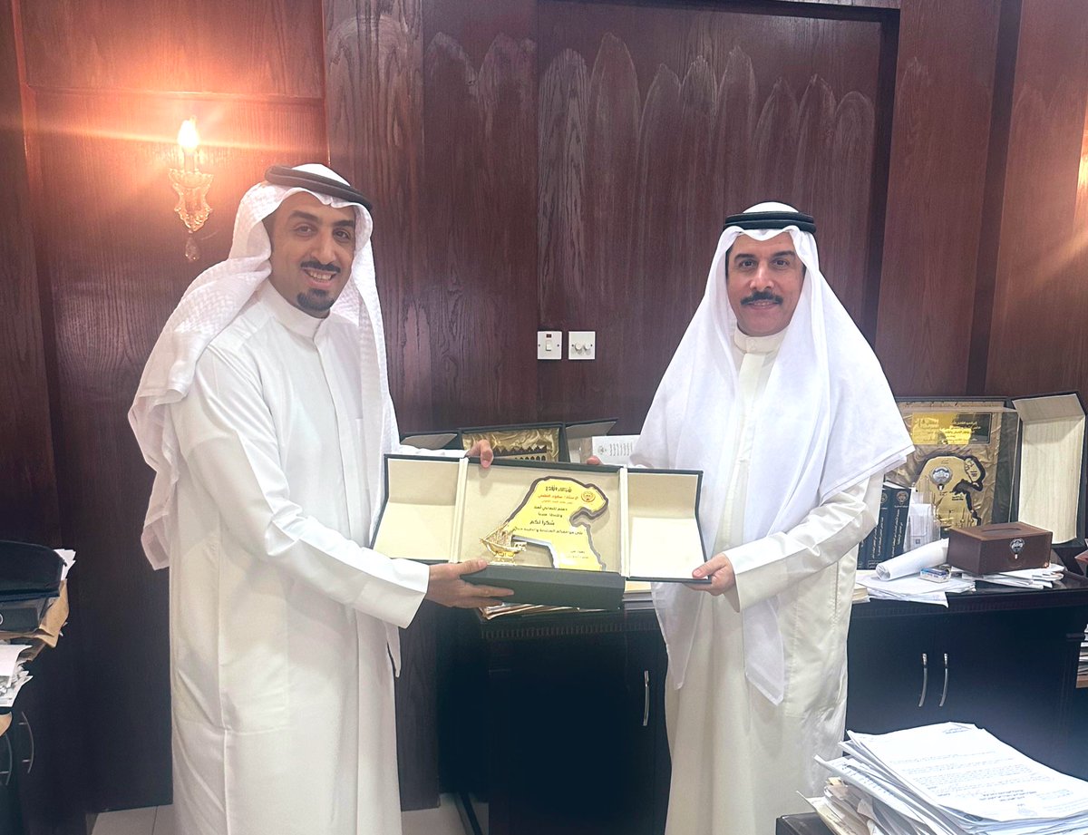 الاستاذ الفاضل / سعود الفضلي
 رئيس مكتب البحث القانوني 
بمنطقة الصباح الصحية
 
 رجل يستحق عبارات 
و دروع الشكر والثناء لا تكفى 
لمواقفه الطيبه ماهي غريبه عليه
ابن حموله طيبه 
 
 ف شكراً يابومحمد 💐