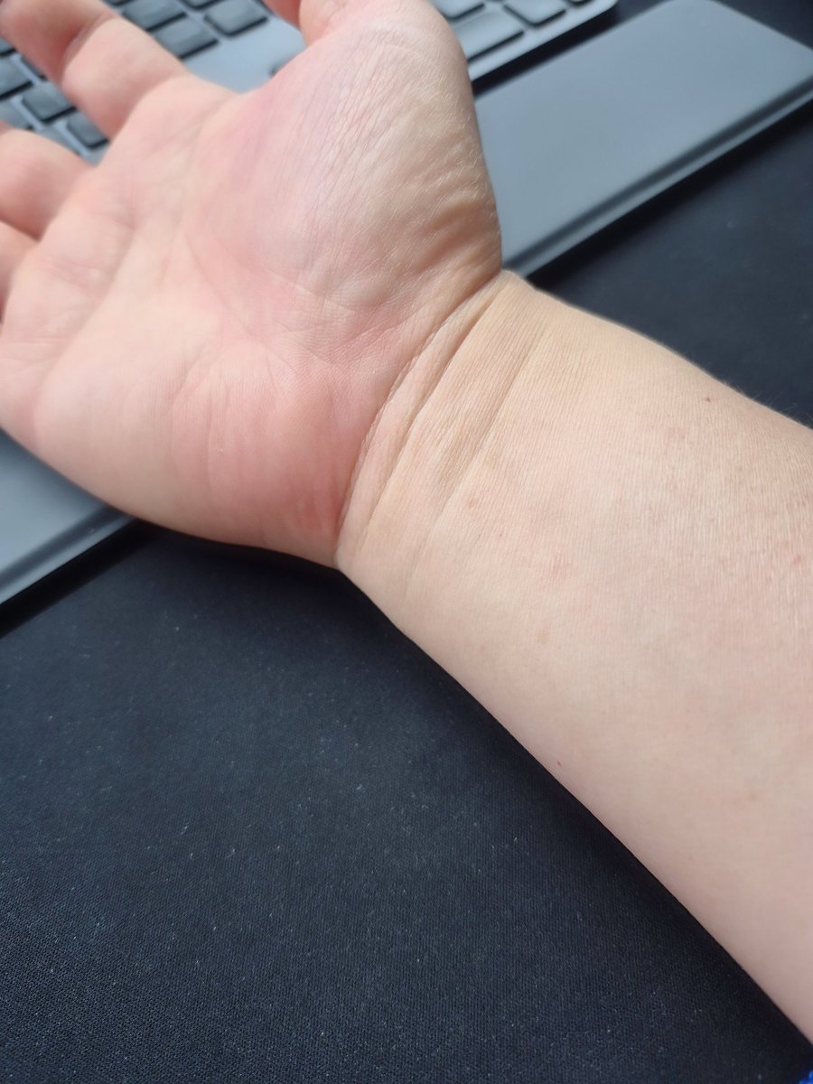 얼마전부터 오른쪽 손목이 시큰거렸다. 병원 갈 정도는 아니어서 근육 풀어주는 크림을 잔뜩 발랐다. 효과가 없다. 이유를 생각해보았다. 
며칠동안 '책 반납함' 을 뚝딱뚝딱 만들고 있었지.
못질하고... 전동드라이버 누르고
안하던 일 하다보니 손목도 시위하는거 겠지.