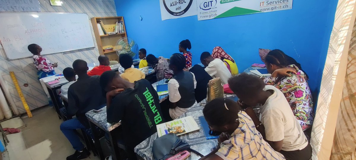 AsjiRdc's tweet photo. Nos amis analphabètes viennent de commencer leur formation en alphabétisation.
Une nouvelle aventure qui va durer 6 mois.
🇨🇩🙏🏾���🏾 https://t.co/L30m2DPjsE