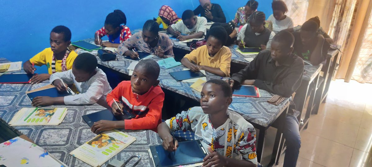 AsjiRdc's tweet photo. Nos amis analphabètes viennent de commencer leur formation en alphabétisation.
Une nouvelle aventure qui va durer 6 mois.
🇨🇩🙏🏾���🏾 https://t.co/L30m2DPjsE