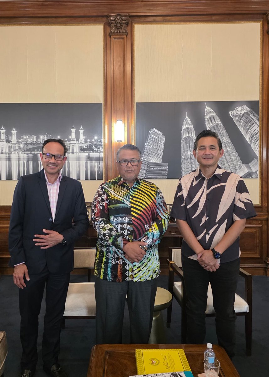 The High Commissioner received a courtesy call by Mr. Amar Huzaimi Md Deris, Non-Independent Executive Director, Telekom Malaysia Berhad on 20 June. He was accompanied by Puan Wan Saidah Hakimah Wan Iskandar, GCEO’s Office, and Mr. Bhavin Shah, Country Director of TMUK.