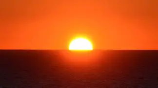 Esta semana hemos celebrado el solsticio de verano. 

Del latín solstitium, de SOL, SOLIS (sol) y del verbo "sistere" (pretérito perfecto "stiti"), "detener", es decir, "sol quieto" porque durante el solsticio, el sol parece detener su marcha

#VerbaVolant