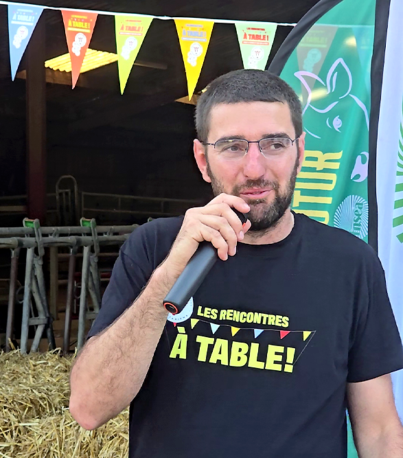 LesFlexitariens's tweet photo. 👋 #RencontresàTable - Visite de ferme @auvergnerhalpes

À Montréal-la-Cluse, le GAEC Élevage Cognat a accueilli petits et grands pour une soirée placée sous le signe du partage, de la découverte et de la gourmandise.

Entre visite de l’exploitation, animations pour toute la famille et échanges en direct avec les professionnels de la filière #Élevage et #Viande, les participants ont découvert le quotidien d’un métier passionnant et les saveurs d’un territoire engagé.

La soirée s’est poursuivie autour d’un repas 100 % local, dans une ambiance festive et musicale. 🎶
Un vrai moment de convivialité à la campagne, simple, sincère et chaleureux... à l’image des Rencontres à Table !
