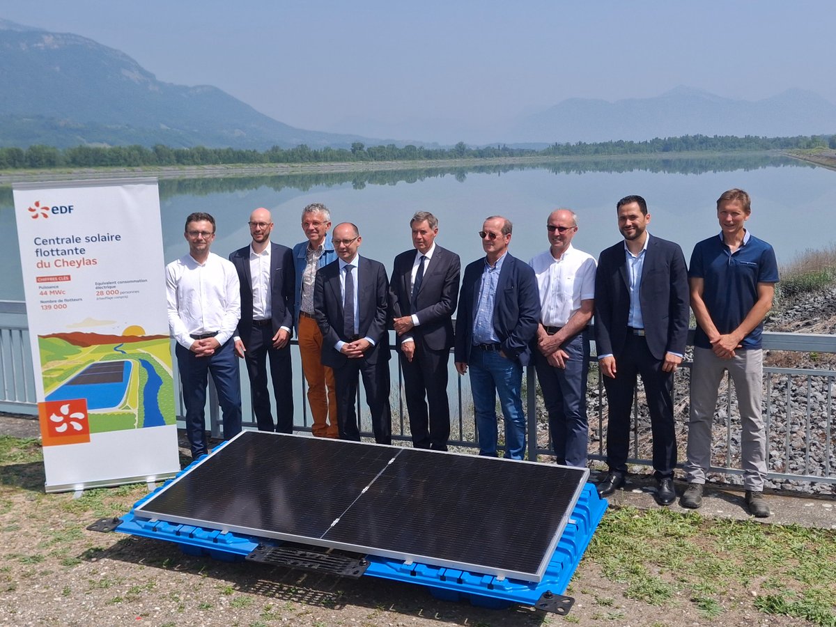 EDF_Hydro's tweet image. La centrale solaire flottante la plus puissante de France sur un de nos ouvrages hydroélectriques ! ⚡
D'ici l'été 2027, iI sera possible de produire deux énergies renouvelables différentes sur le bassin du Cheylas ☀️💧
Il répondra aux besoins d'électricité d'une ville d'environ…