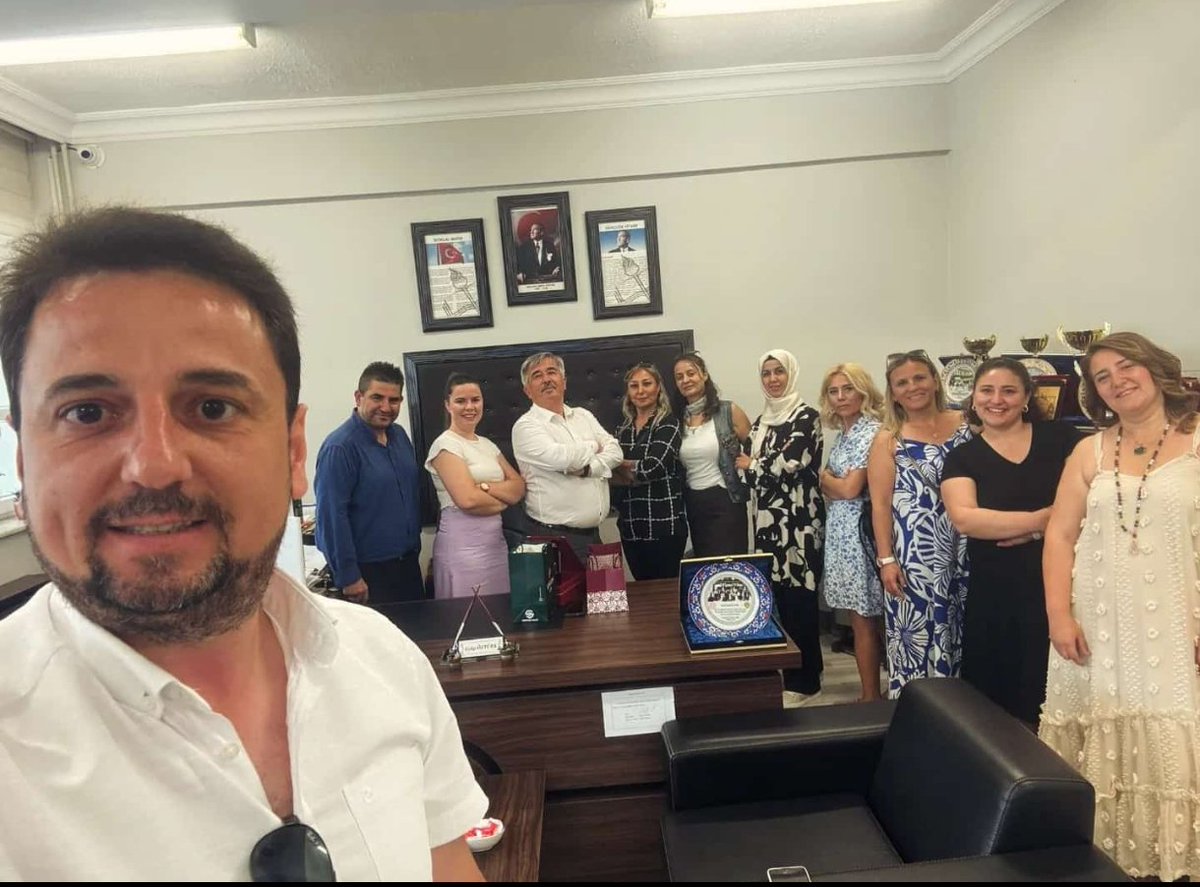 Önerler İlk ve Ortaokulu'na Atanan Okul Müdürümüz Eyüp ÖZTÜRK'e OAB ve Velilerimiz Veda ziyaretinde bulundular.
OAB Başkanımız Hüseyin ATAK "Yaptığınız hizmetler unutulmaz; Yeni görev yerinizde Başarılar Dileriz." temennisinde bulundu.
<a href="/drazizyeniyol/">Dr. Abdülaziz YENİYOL</a> <a href="/hete61/">Hüseyin ERDOĞAN</a> <a href="/CorluMem/">Çorlu Milli Eğitim Müdürlüğü</a> <a href="/eyup5967/">Eyüp ÖZTÜRK</a>