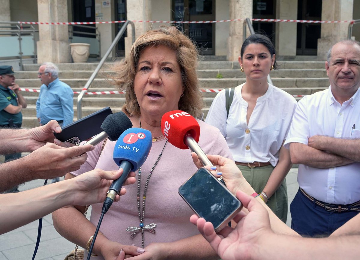 La diputada provincial Marian Álvaro condena el asesinato machista en Fuengirola y resalta la importancia de la educación frente a la violencia de género
🖤Transmite el pésame a la familia tras el minuto de silencio frente a la Subdelegación del Gobierno
#niunamasniunamenos