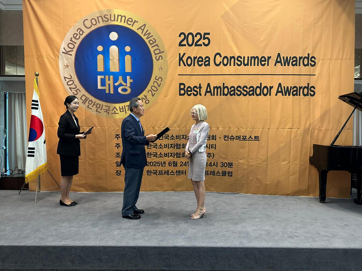 ItalyinKorea's tweet photo. L’Amb. @GattoEmilia1 é stata premiata come Best Ambassador dal Korea Ambassador Culture & Friendship Association ai Korea Consumer Awards 2025. Un sincero ringraziamento per il riconoscimento dell’impegno nel rafforzare cooperazione e scambi tra 🇮🇹 e 🇰🇷
#ItaliaCorea @ItalyMFA https://t.co/aEeQZlnfQV