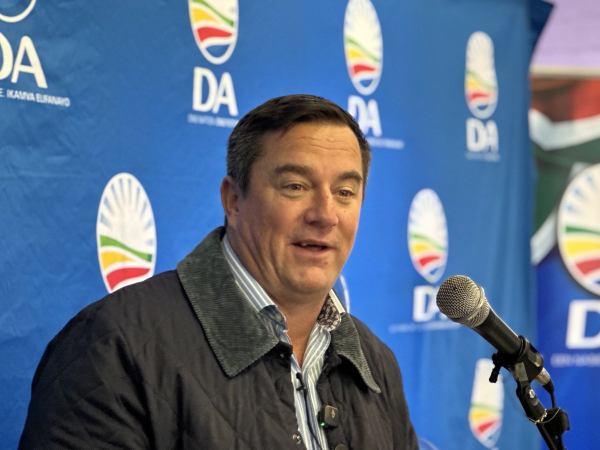 jsteenhuisen's tweet image. To mark the DA’s 25th anniversary, we handed over blankets to the residents of Hanover Cottages as part of a nationwide winter community outreach initiative. Sharing the DA warmth across South Africa.💙🇿🇦