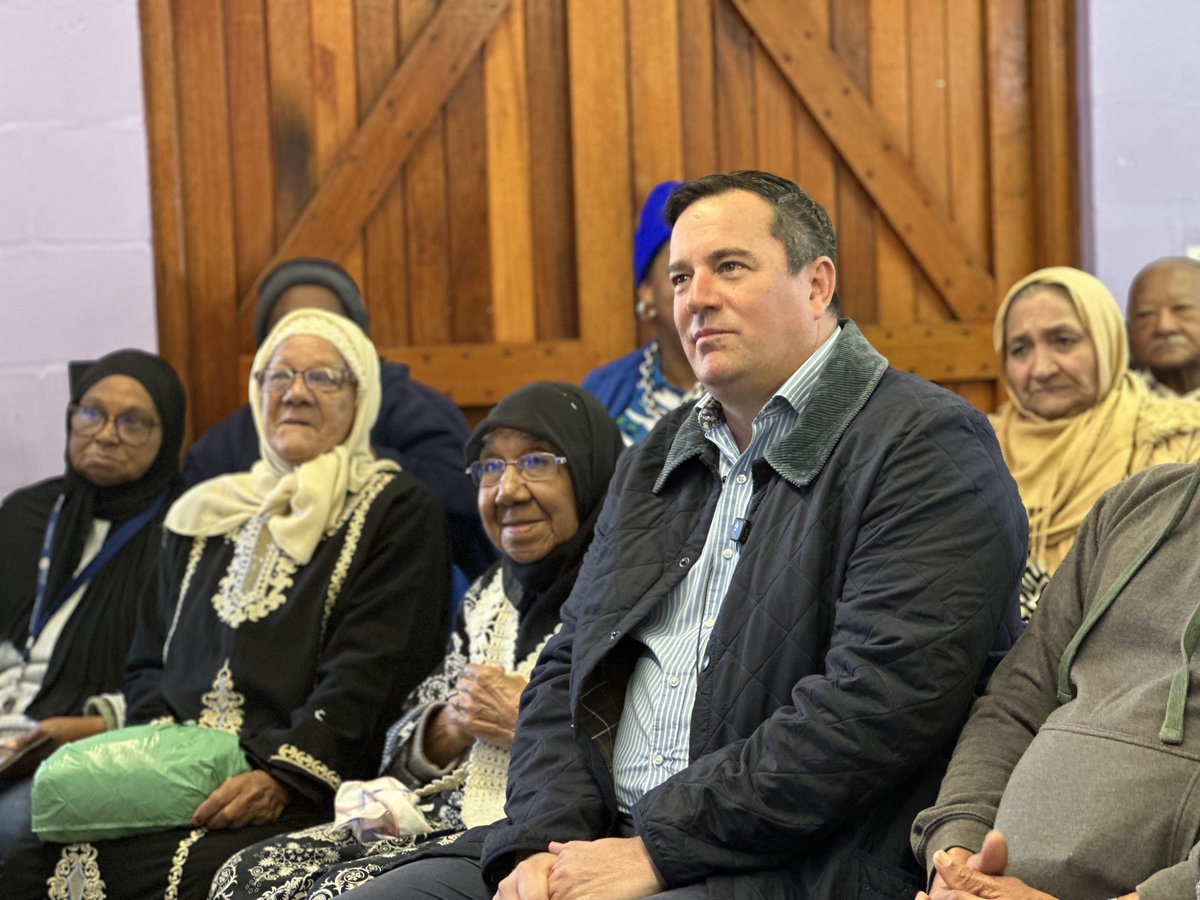 jsteenhuisen's tweet image. To mark the DA’s 25th anniversary, we handed over blankets to the residents of Hanover Cottages as part of a nationwide winter community outreach initiative. Sharing the DA warmth across South Africa.💙🇿🇦