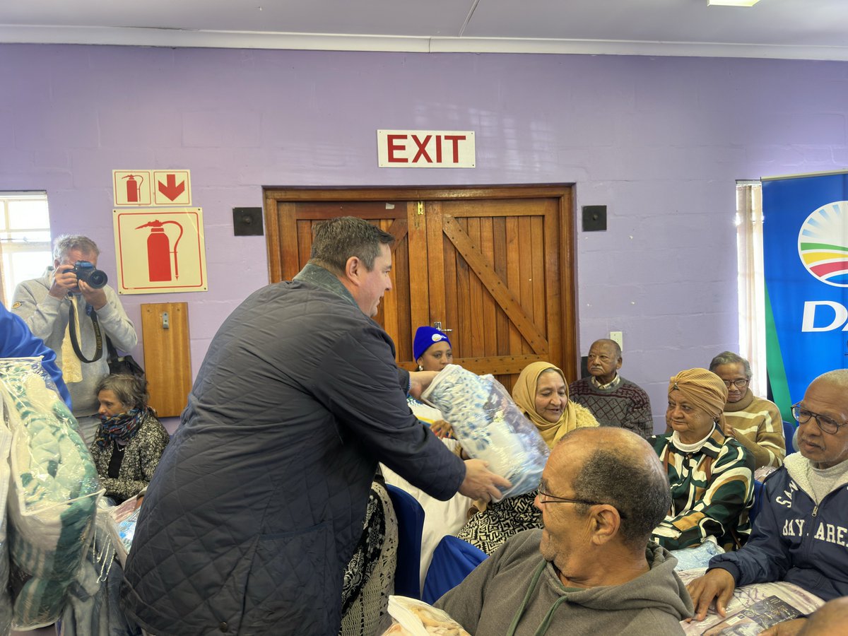 jsteenhuisen's tweet image. To mark the DA’s 25th anniversary, we handed over blankets to the residents of Hanover Cottages as part of a nationwide winter community outreach initiative. Sharing the DA warmth across South Africa.💙🇿🇦