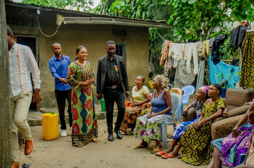 BanaTshang26926's tweet image. Rm 12:15 Réjouissez-vous avec ceux qui se réjouissent; pleurez avec ceux qui pleurent.

Mm @ilanga_amida a effectué une visite de la réconfort à la présidente d sa fondat° #FEDD,Qui a perdu son époux à Mikondo dans la C/Kimbaseke @VitalKamerhe1 @GaborienM @BillyKambale1 @Bibishe6