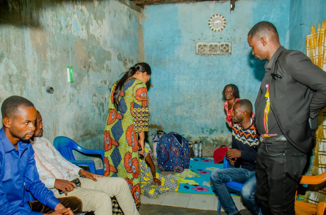 BanaTshang26926's tweet image. Rm 12:15 Réjouissez-vous avec ceux qui se réjouissent; pleurez avec ceux qui pleurent.

Mm @ilanga_amida a effectué une visite de la réconfort à la présidente d sa fondat° #FEDD,Qui a perdu son époux à Mikondo dans la C/Kimbaseke @VitalKamerhe1 @GaborienM @BillyKambale1 @Bibishe6