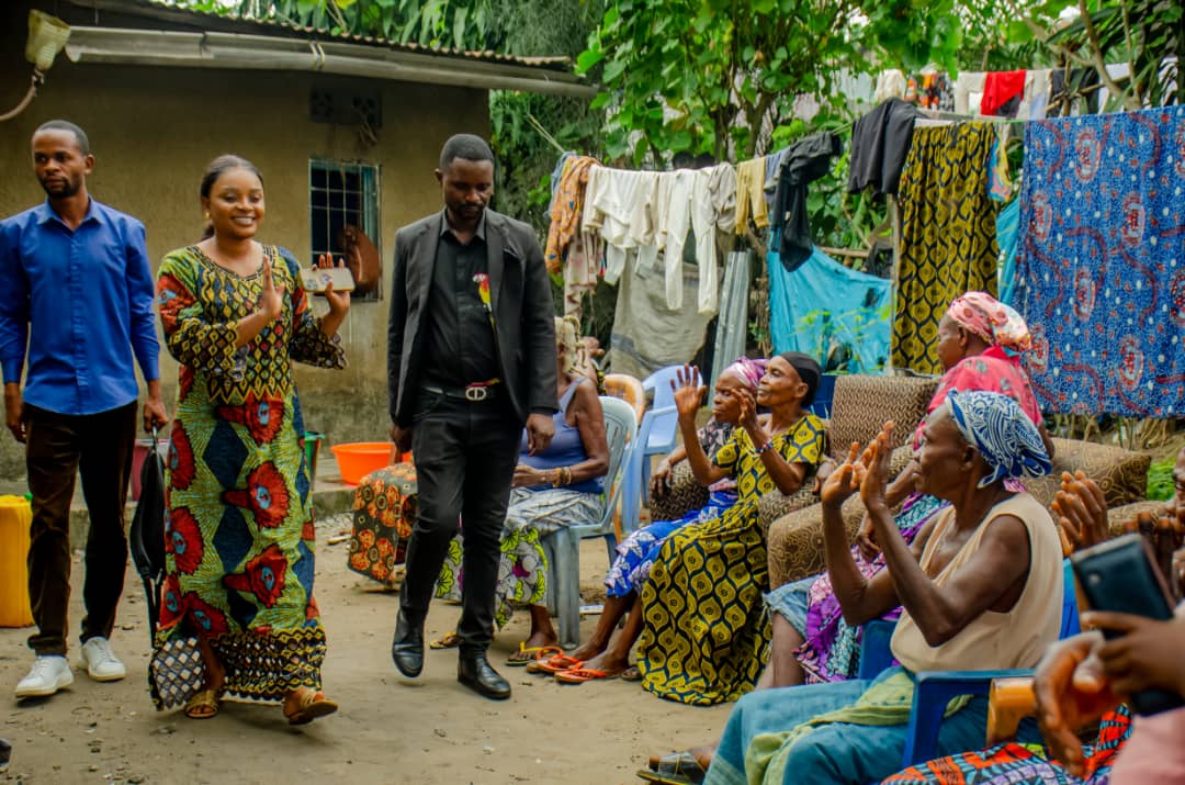 BanaTshang26926's tweet image. Rm 12:15 Réjouissez-vous avec ceux qui se réjouissent; pleurez avec ceux qui pleurent.

Mm @ilanga_amida a effectué une visite de la réconfort à la présidente d sa fondat° #FEDD,Qui a perdu son époux à Mikondo dans la C/Kimbaseke @VitalKamerhe1 @GaborienM @BillyKambale1 @Bibishe6