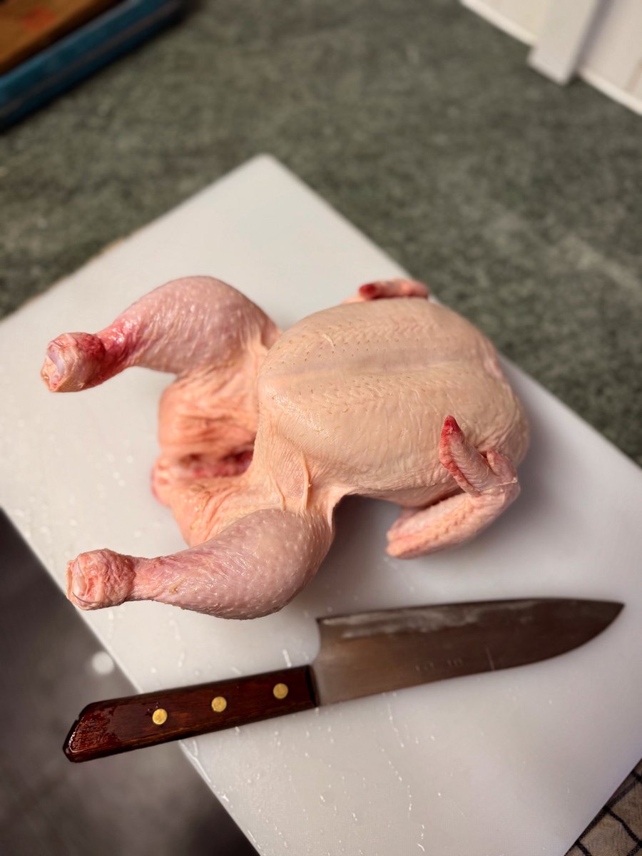 sonosuke20's tweet image. 丸鶏からプラオ作りました。
ガラと手羽からベースのヤクニ、腿と肩は付け込んで焼いてからヤクニの中で煮込み、胸はべつで仕上げました。