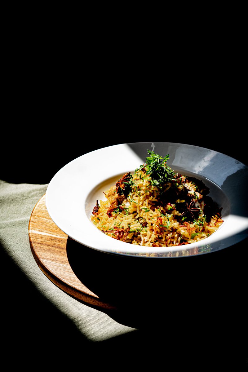 sonosuke20's tweet image. 丸鶏からプラオ作りました。
ガラと手羽からベースのヤクニ、腿と肩は付け込んで焼いてからヤクニの中で煮込み、胸はべつで仕上げました。