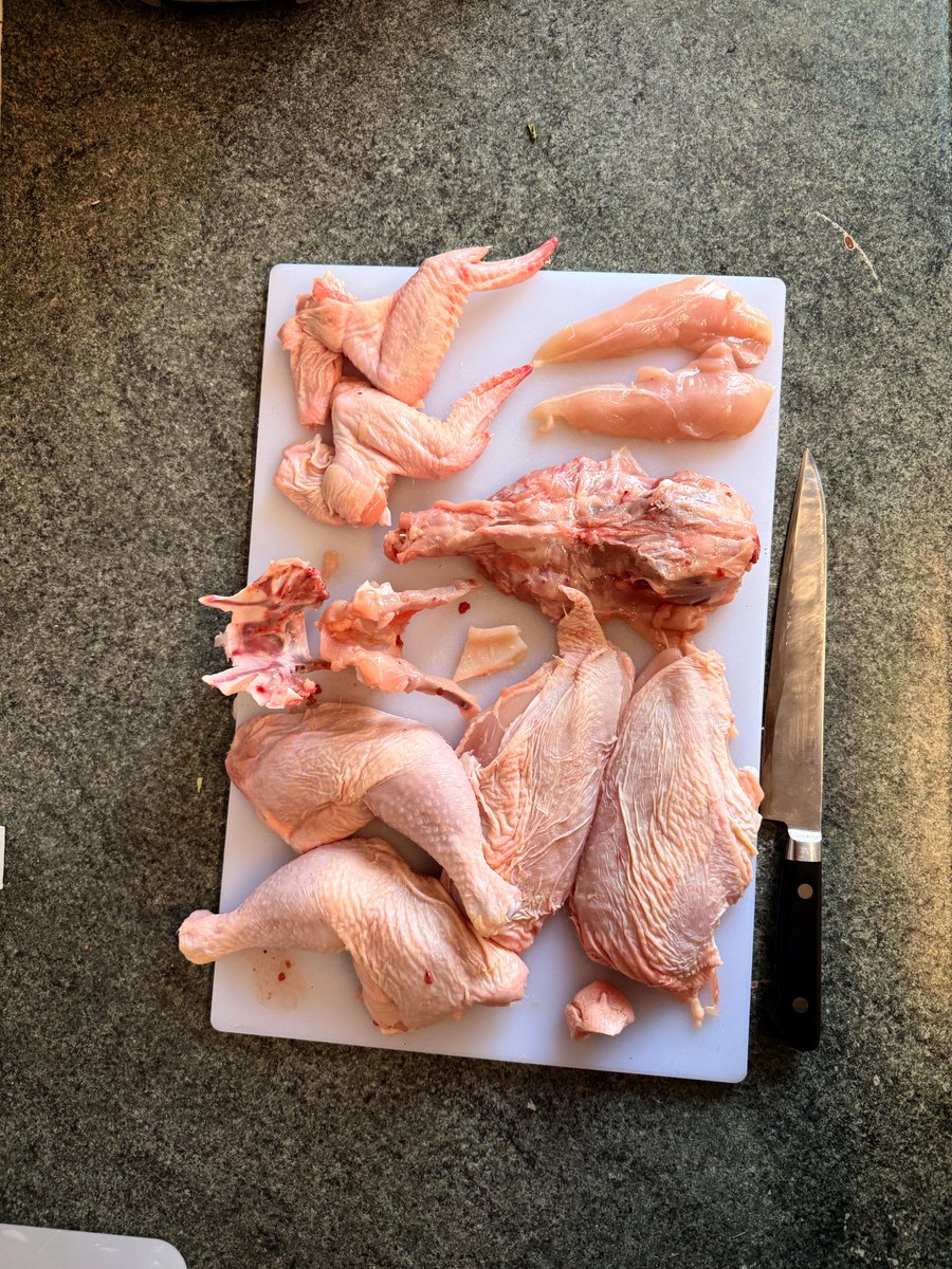 sonosuke20's tweet image. 丸鶏からプラオ作りました。
ガラと手羽からベースのヤクニ、腿と肩は付け込んで焼いてからヤクニの中で煮込み、胸はべつで仕上げました。