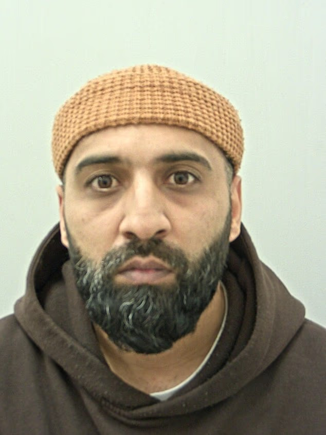 🚨Home Office worker who granted asylum applications in return for cash bungs of up to £3,500 is jailed for more than four years

A Home Office worker who cold-called asylum seekers and offered to grant their UK asylum applications in return for cash has been jailed.

Imran