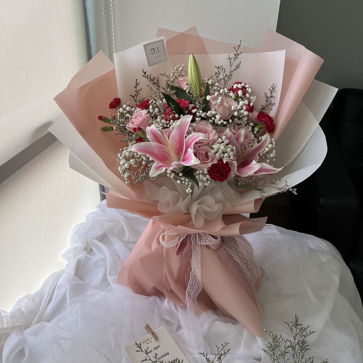 TheEverhartkin's tweet photo. Knock knock 
💐bouquet delivery💐

For : @Karrinnae

Someone sent a special bouquet only for you 

🌻Soleil Forals Florist https://t.co/veN4eog15C