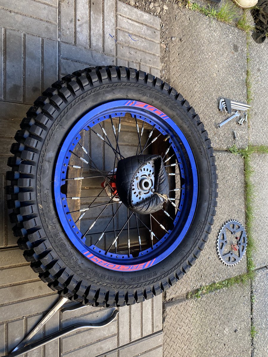 ryuhworld's tweet image. 本日も、仕事後に雨のわっさむ大会後の手入れ。
パンクしたタイヤチェンジやあちこちから出てくる、わっさむ草を取り除いたり...
ようやく乗れる様になったかな😆

#mxbuild
#iRCTire
#MATEC
#APconception
#SendaiBase
#ぱわあくらふと
#ブラビッシモ
#男汁倶楽部
#Betaサポート北海道
#RENENJapan