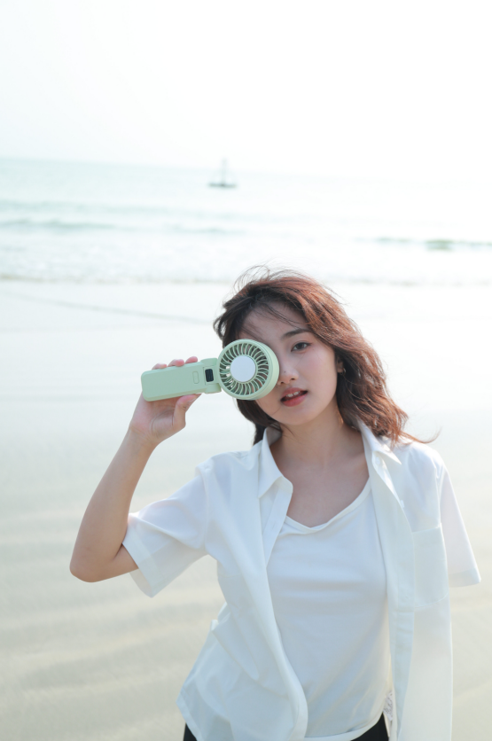 🔥夏の救世主がまさかの【2,309円】⁉️
これ、ガチでやばい。
👇最強スペック👇
✅最大20時間連続稼働
✅冷却プレート付き
✅強風＋広角送風で涼しさダンチ
✅折りたたみ式＆軽量で持ち歩きラク
= 通勤・オフィス・フェス・アウトドア全部対応👌

しかも今だけ…
🈹 通常5,980円 → タイムセール3,299円