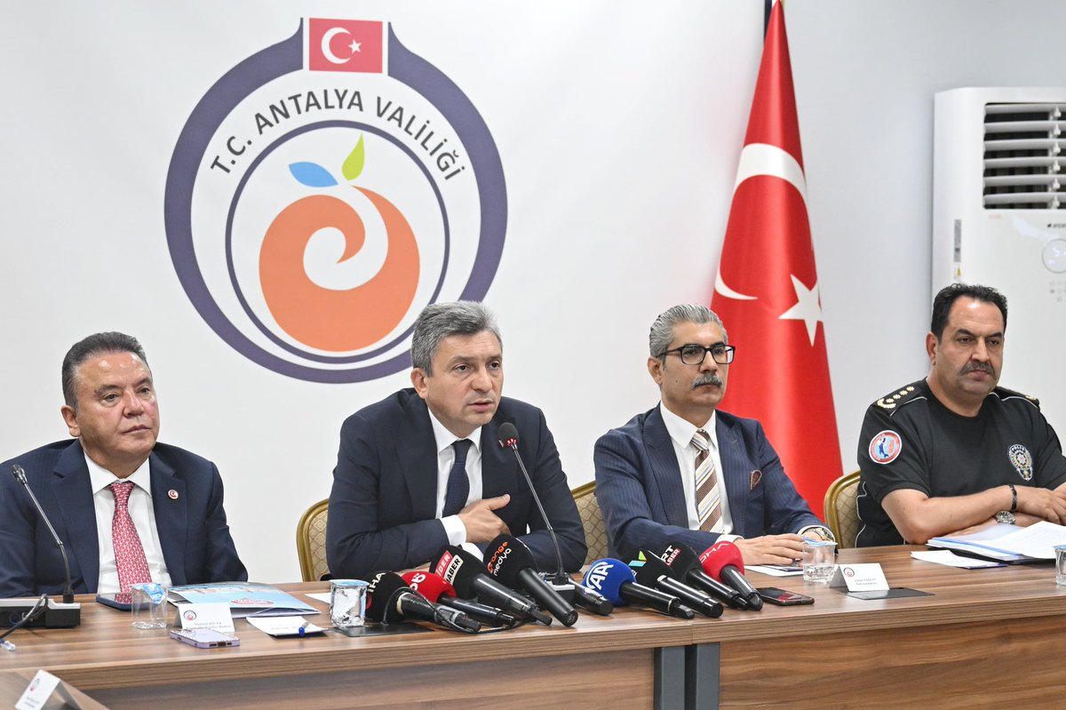 🏖️Antalya’da turizm sezonunun huzur ve güven içinde geçmesi amacıyla düzenlenen Turizm Güvenliği Toplantısı, Valimiz <a href="/hulusisahin61/">Hulusi Şahin</a> başkanlığında gerçekleştirildi.

Toplantıda;

✅ Turizm bölgelerinde huzuru bozan davranışlarla mücadele edilmesi ve tüm denetim süreçlerinin