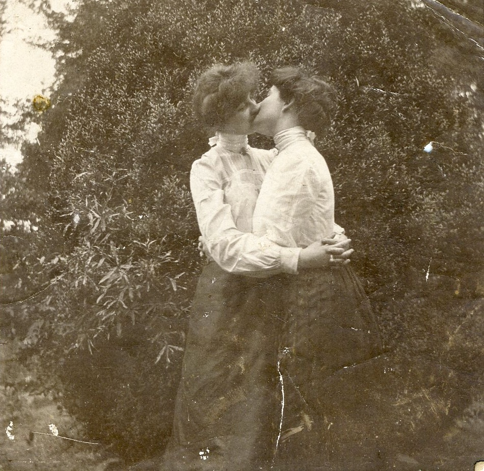 Portrait of a kiss between two women. Photographed in the 1900s.