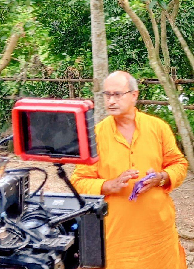 ASHOK_ROY's tweet photo. who naturally appears confident and relaxed when being filmed 🎬 https://t.co/abHmng12cv