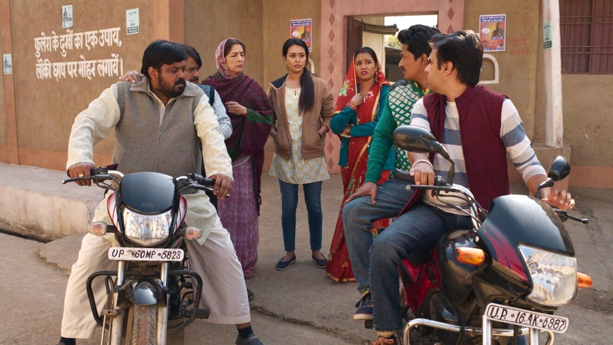 फुलेरा गांव अब बदल गया है. उसके लोग भी. जैसे कि सभी को एकसाथ प्यूबर्टी हिट कर गयी हो. सब कुछ, अचानक, बात-बात पर बिदकता-बिगड़ता-गरियाता-काटने को दौड़ता मालूम पड़ रहा है.

गांव का जो चार्म था, जा चुका है. जो आराम की जगहें थीं, वहां बस-अड्डा या उसी के जैसा कुछ बन गया है, जहां बैठकर