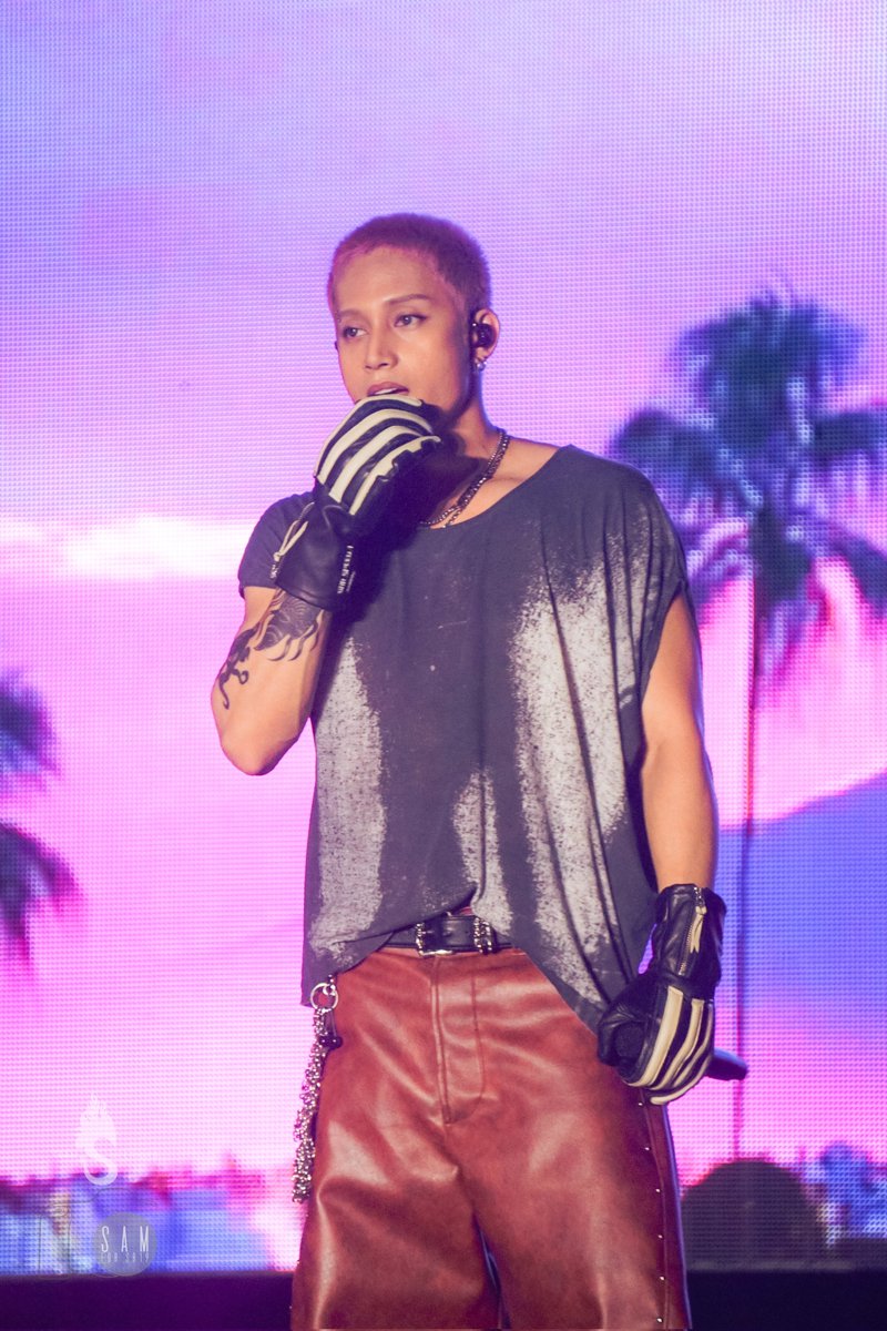 team_superiors's tweet image. Feeling the gloom? Let #SB19_KEN cut through it ✨️

Throwback to SB19's last PH stage before the international tour stops--where @felipsuperior brought nothing but edge, attitude, and that signature cool 🤘

📷: @_lunaetsol (TS Media Team)