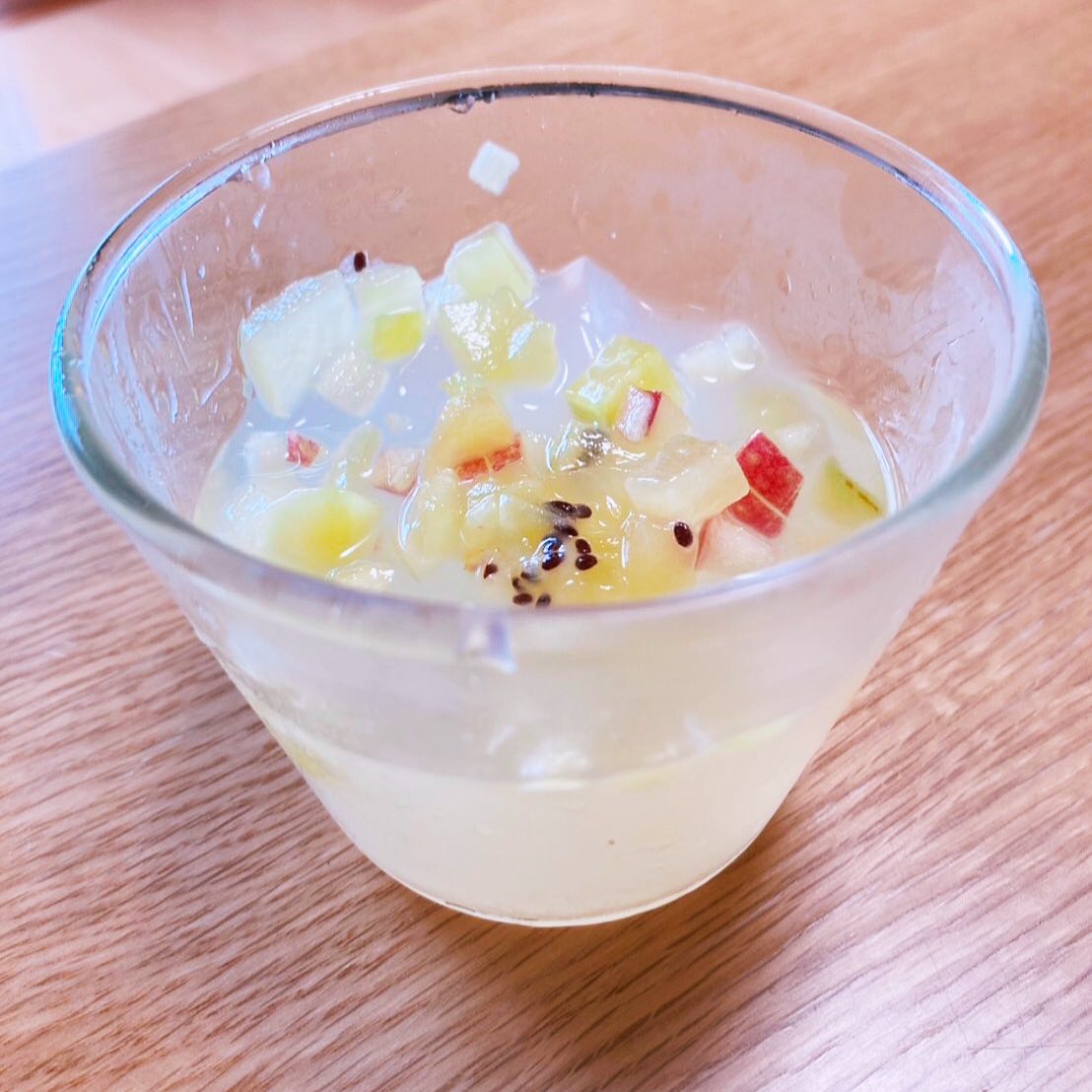 miraihouse_kmmt's tweet image. 妊産婦シェアハウス「MAKANAハウス」では、毎日栄養バランス満点の夕食をボランティアさんたちが準備してくれます。しばしば手作りデザートも。先日のレモンゼリーは、細かく切ったりんごとキウイを上からトッピングした綺麗なゼリー。梅雨時期にぴったり、つわり妊婦さんにも食べやすい涼しげデザート