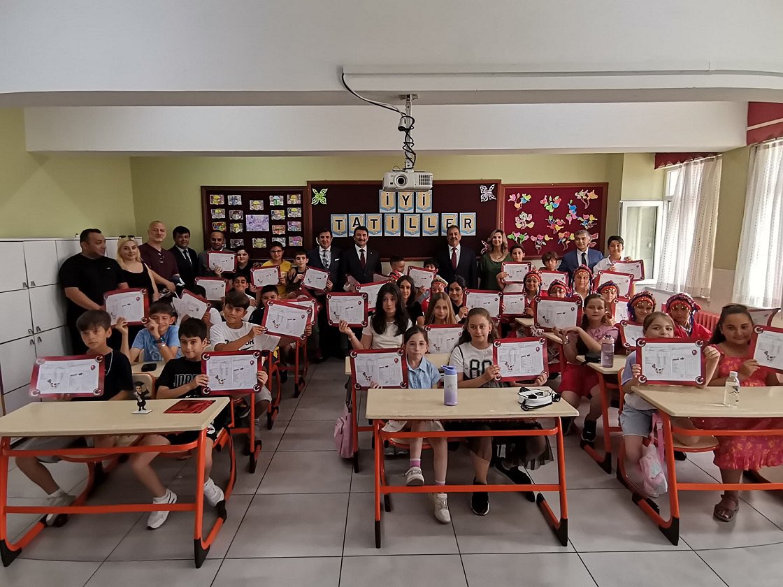 Kaymakamımız Sayın Mustafa Güler, Tekirdağ Vali Yardımcımız Sayın Mustafa Çek ile birlikte 80. Yıl İlkokulunu ziyaret ederek, 2024-2025 Eğitim-Öğretim Yılı’nın karnelerini ilkokul öğrencilerine takdim ettiler.

suleymanpasa.gov.tr/kaymakam-guler…