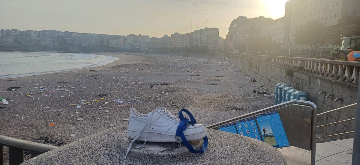 A Coruña despierta tras una #nochedeSanJuan sin incidentes destacados y, a priori, con menos basura. Y alguien ha perdido las llaves y un zapato.