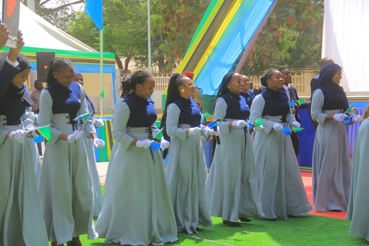 OfficialTpsc's tweet photo. Kwaya ya Chuo cha Utumishi wa Umma Tanzania, ikitoa Burudani katika Kilele cha Wiki ya Utumishi wa Umma  katika viwanja vya Chinangali Park Jijini Dodoma, Juni 2025. https://t.co/rNHsS2LWwb