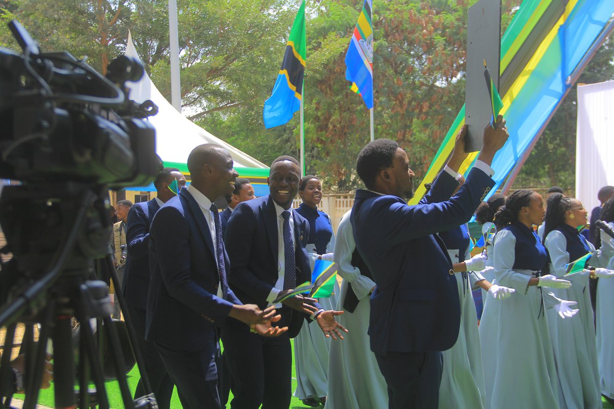 OfficialTpsc's tweet photo. Kwaya ya Chuo cha Utumishi wa Umma Tanzania, ikitoa Burudani katika Kilele cha Wiki ya Utumishi wa Umma  katika viwanja vya Chinangali Park Jijini Dodoma, Juni 2025. https://t.co/rNHsS2LWwb