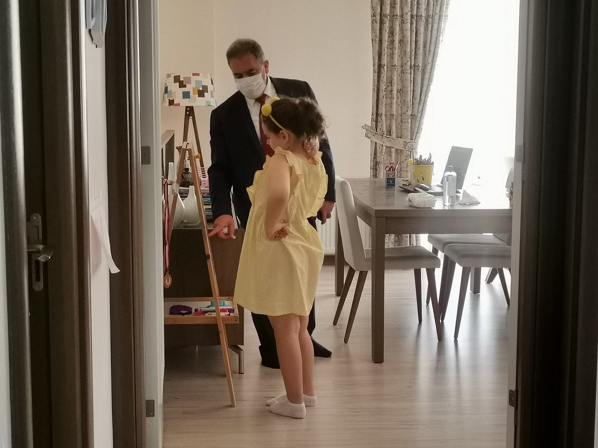 Kaymakamımız Sayın Mustafa Güler, Tekirdağ Vali Yardımcımız Sayın Mustafa Çek ile birlikte evde eğitim gören Mevlana İlkokulu 1. sınıf öğrencisi Afra Çelici’ nin ilçemizdeki evinde karnesini takdim ettiler.

suleymanpasa.gov.tr/kaymakam-guler…