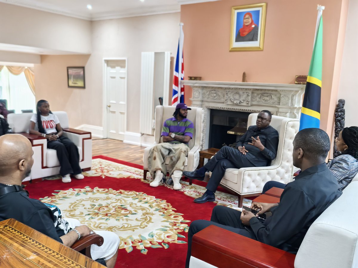 MbelwaK's tweet image. Yesterday, I welcomed to the High Commission; Diamond Platinumz, Tanzania’s superstar singer and entrepreneur. Through his outstanding performance, I congratulated him on proudly flying Tanzania’s flag at London’s Royal Albert Hall, one of the world’s most iconic venues.
We…