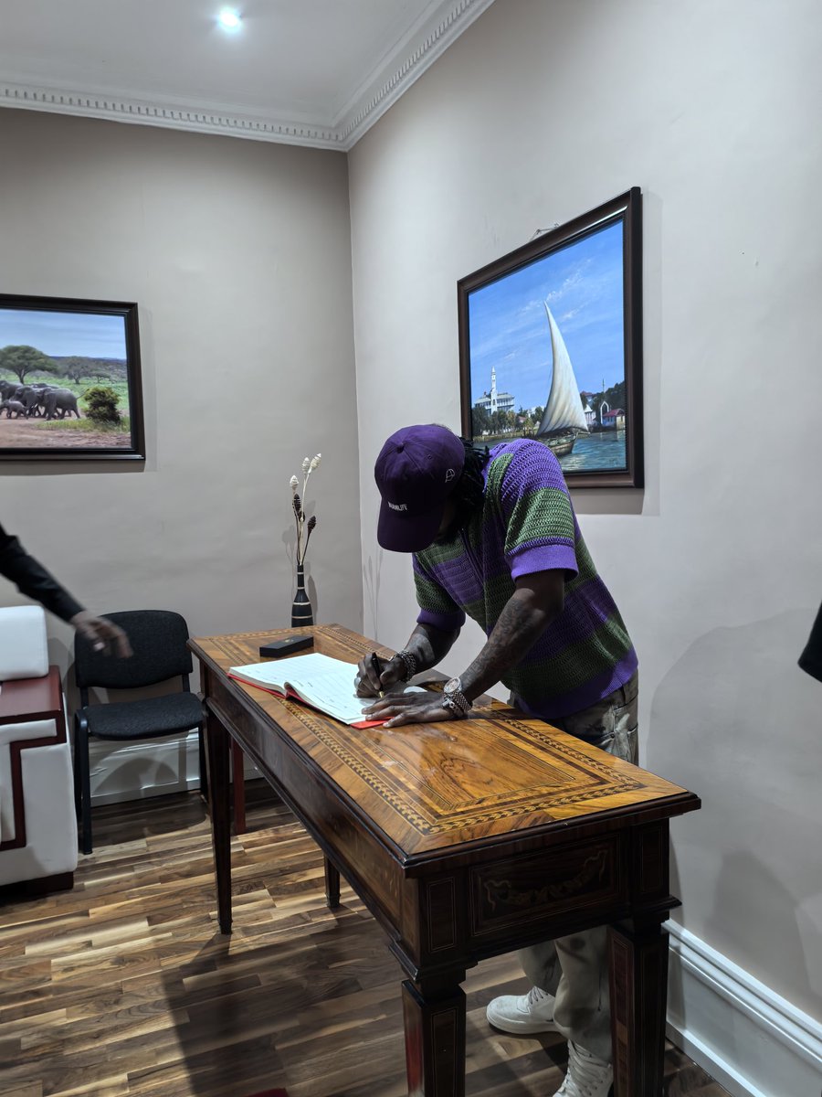 MbelwaK's tweet image. Yesterday, I welcomed to the High Commission; Diamond Platinumz, Tanzania’s superstar singer and entrepreneur. Through his outstanding performance, I congratulated him on proudly flying Tanzania’s flag at London’s Royal Albert Hall, one of the world’s most iconic venues.
We…