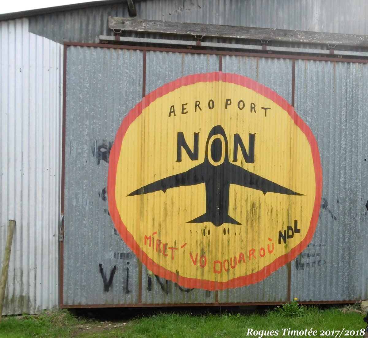 E-pad stourm a-enep an aerborzh e Kernitron al Lann e Liger-Atlantel e oa implijet Brezhoneg ingal. Alies etre stourmerien zo hag ivez livet a-wechoù evel amañ 'ba "La vacherie" war ar ZAD. "Miret e vo douaroù NDL" e 2017 e Kernitron al Lann.
#breizh #Brezhoneg #Bretagne #Zad