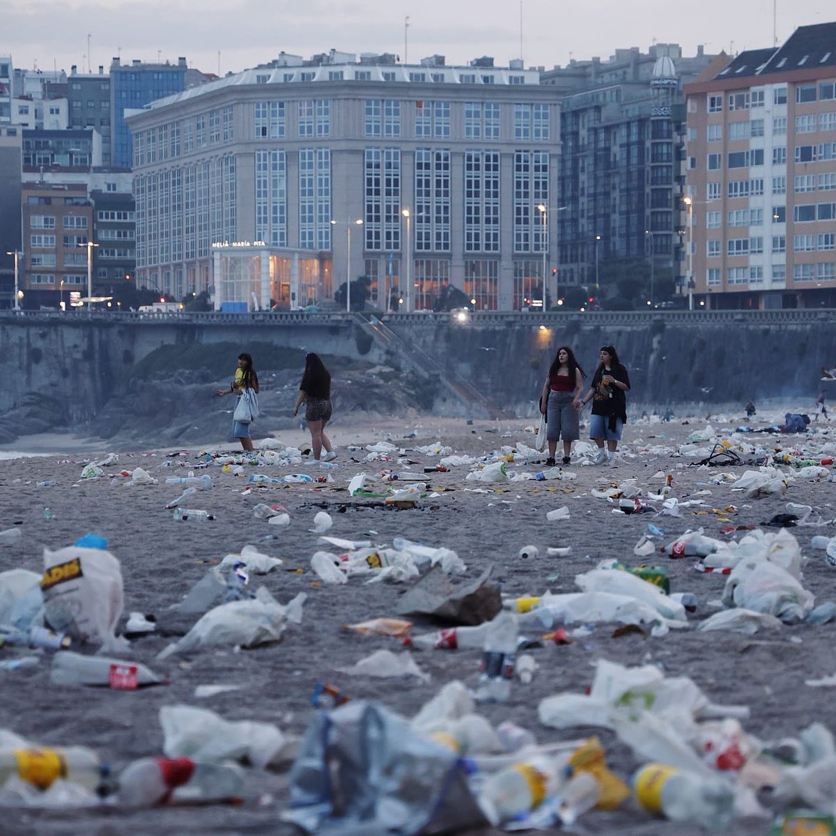 vocescoruna's tweet image. La noche se ha cerrado con 44 quemaduras y 33 intoxicaciones etílicas. En total 20 personas fueron trasladadas al hospital #VDAC #vocesanxoan2025

📸 Ángel Manso para @vozcoruna